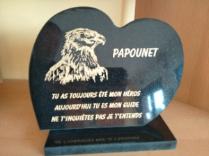 PLaque funéraire coeur penché granit noir