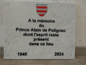 plaque commémorative marbre blanc avec blason gravé Polignac