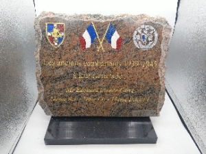 plaque funéraire multicolor avec drapeaux et insigne 24eme RI et FFI