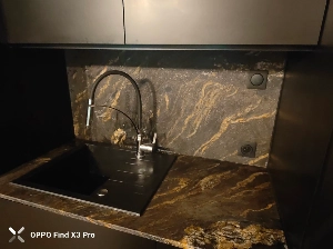 plan de travail cuisson granit cosmic black gold